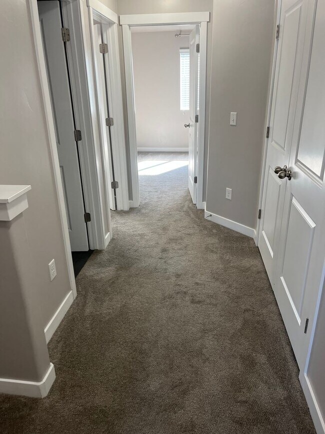 Building Photo - Beautiful 3 Bedroom Townhome in Bluffdale