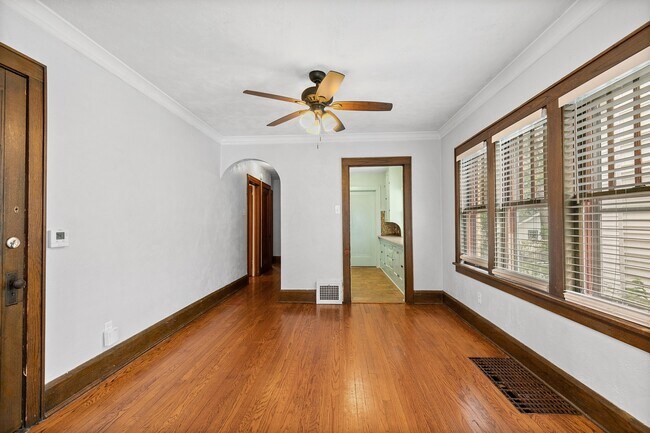 Building Photo - 124 S Chicago Ave