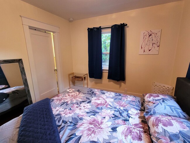 Building Photo - Charming Bungalow In the Heart of Downtown, Furnished 2 Bedroom/1 Bath.