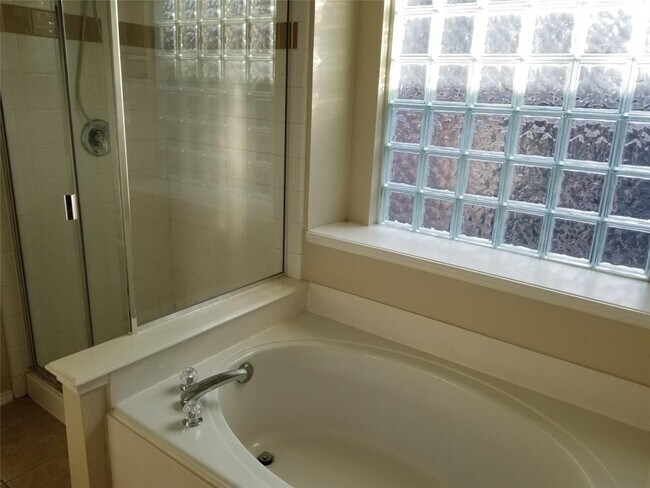 Building Photo - 2809 Hollow Ridge Dr