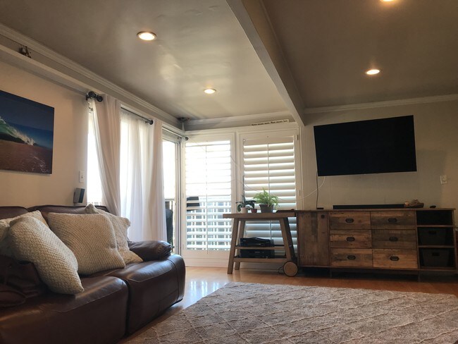 Building Photo - 452 Rosecrans Ave