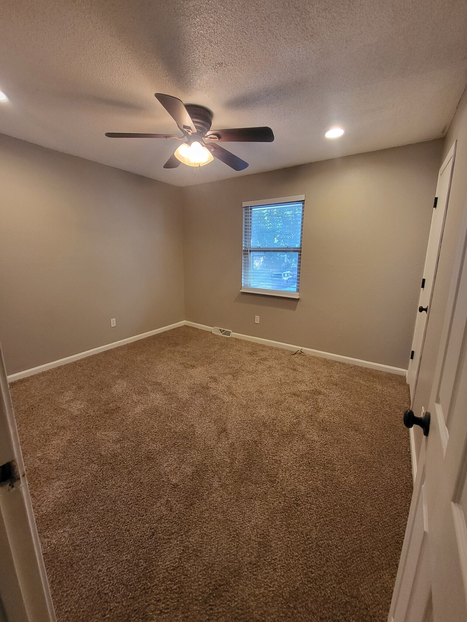 Building Photo - 1210 SE 3rd Ter