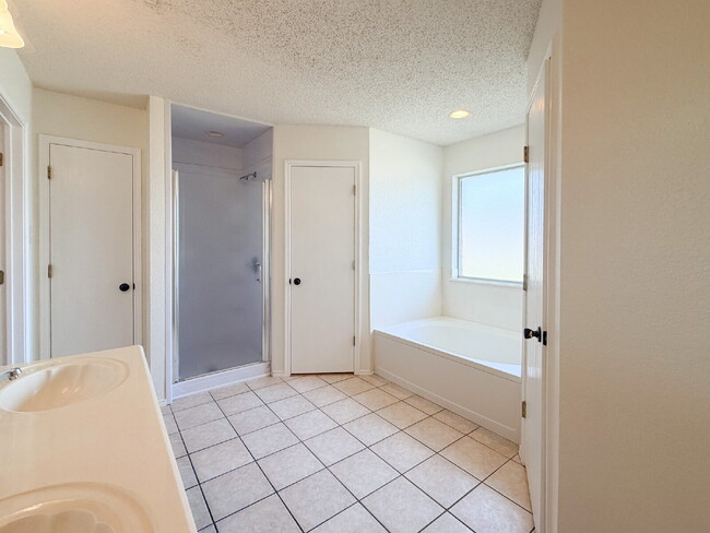 Building Photo - 3 Bedroom, 2 Bath Home in Crowley on Corner Lot