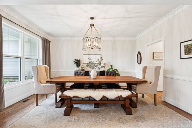 Building Photo - Impressive 6 Bed 4.5 Bath Single-Family Ho...