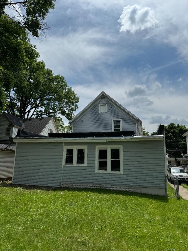 Building Photo - 1107 Hickory St