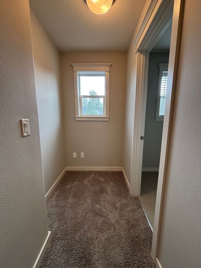 Building Photo - Newer 2 Story Home in Newberg   SHOWINGS  START  MAY 15th