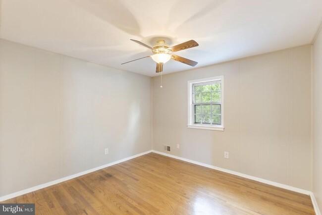 Building Photo - 6048 Redwood Ln