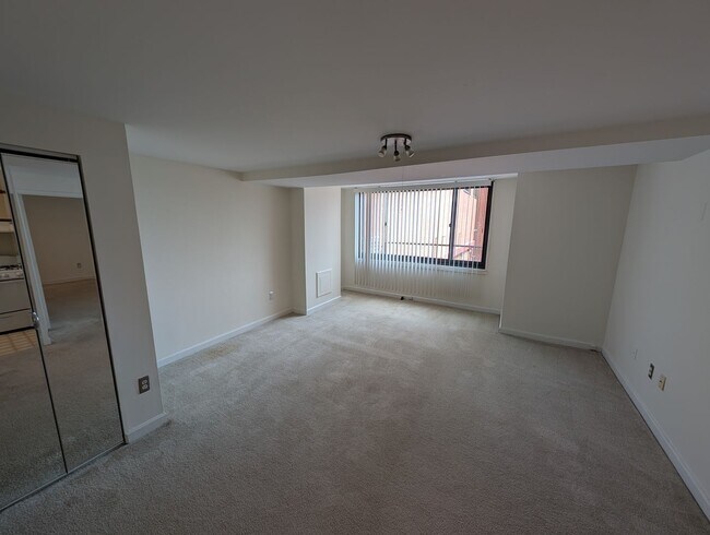Building Photo - River Place Unit in Rosslyn!
