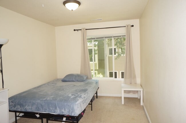 Building Photo - Beautiful Beaverton Townhouse