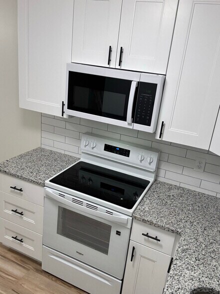 Building Photo - 2219 Oak St