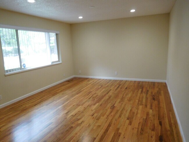 Building Photo - UNR friendly 3 Bedroom , 2 Bath close to campus
