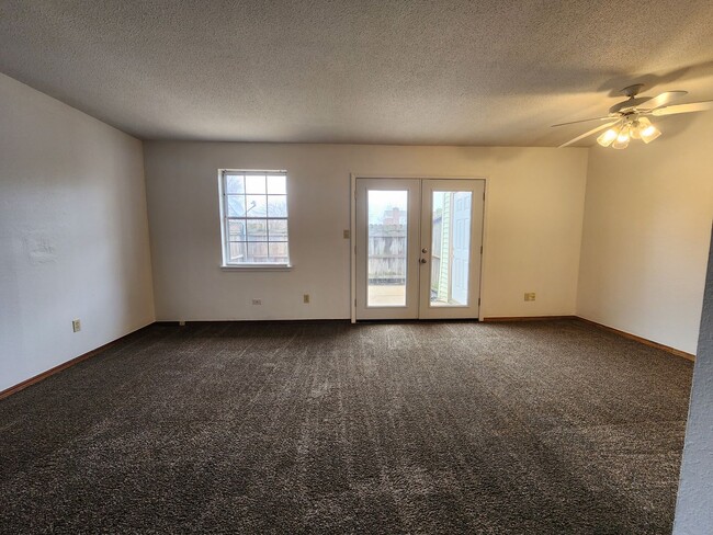 Building Photo - Cute 3 bedroom Townhome in Shawnee!