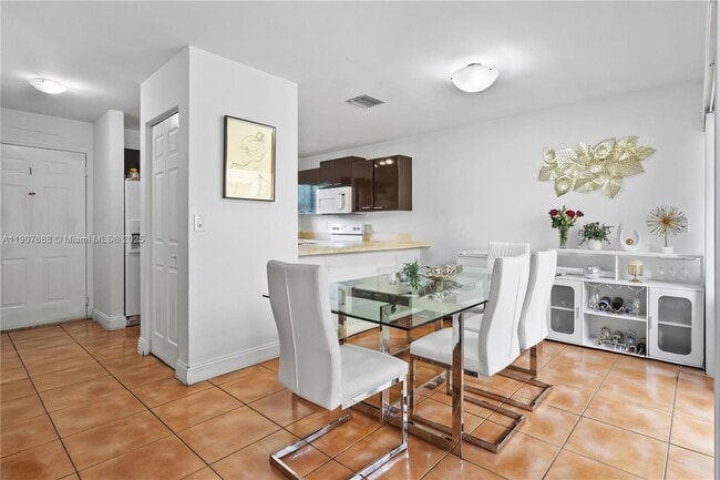 Building Photo - 6205 SW Kendale Lakes Cir