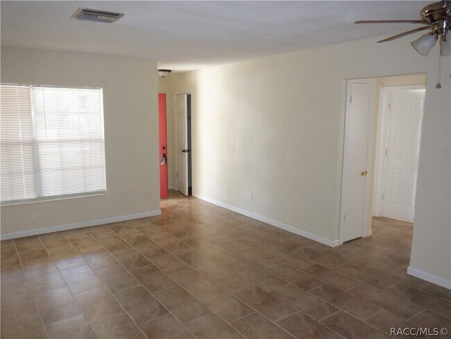 Building Photo - 925 E Turner Camp Rd