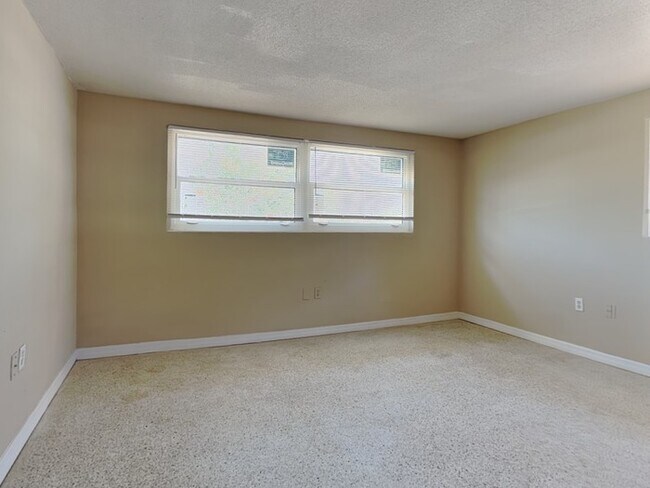 Building Photo - 10632 Laburnum Dr