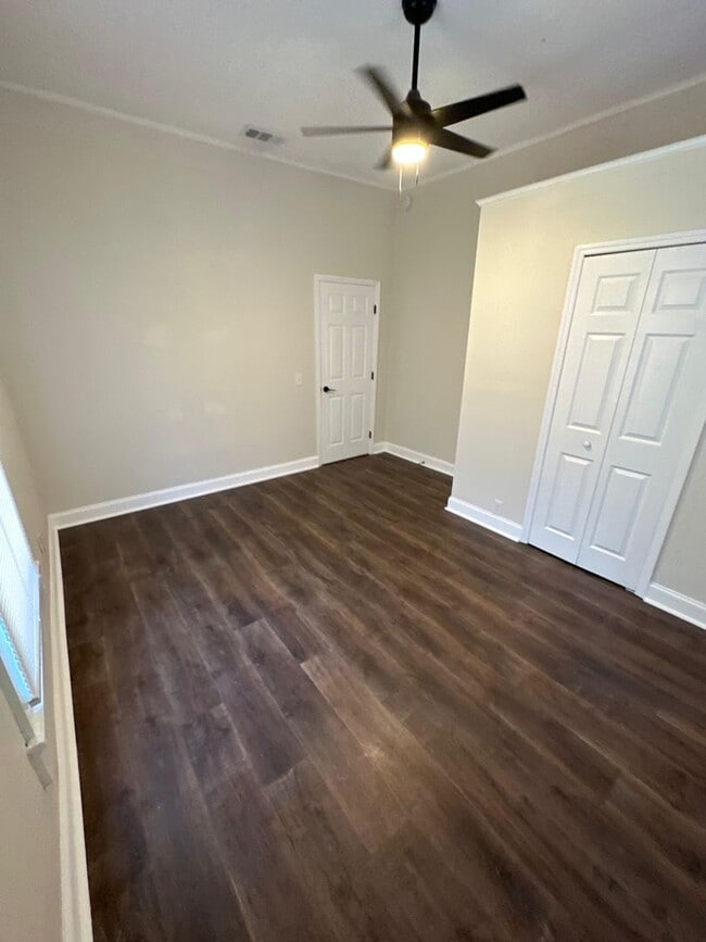 Building Photo - Fully Renovated 4/1-Single Family  Availab...