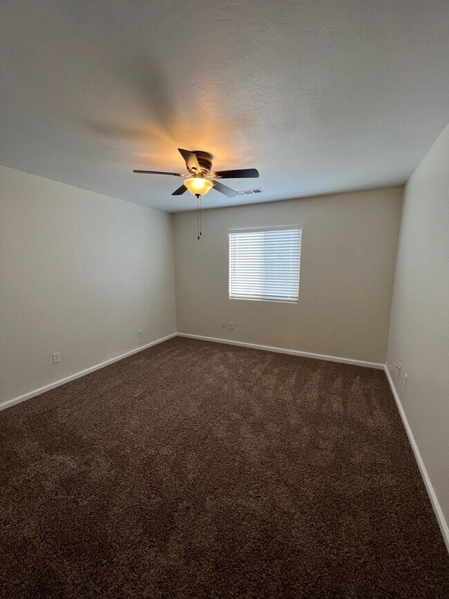 Building Photo - Spacious SW Bakersfield home!
