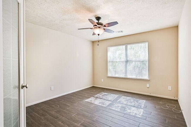 Building Photo - 2006 Plantain Lily Ct