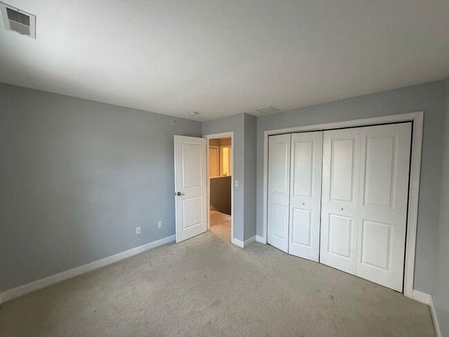 Building Photo - 75 Deerwood Dr