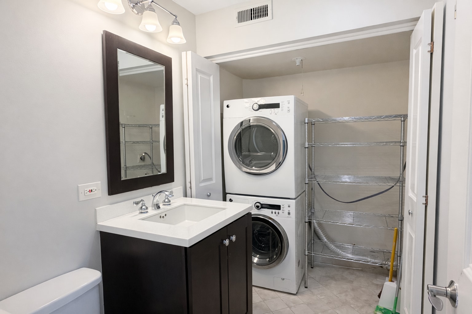 Building Photo - 805 W Wolfram St