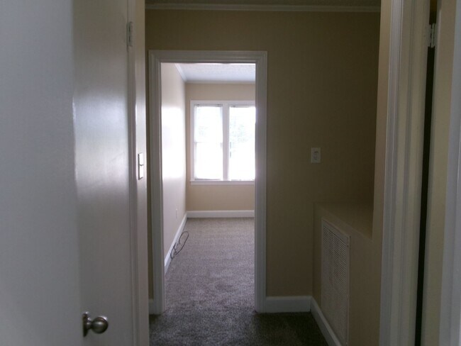 Building Photo - 3 bedroom, 1 bath home conveniently locate...