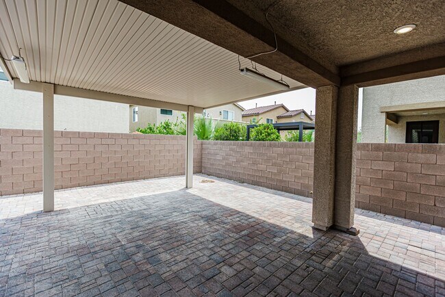Building Photo - Beautiful 2 story Home