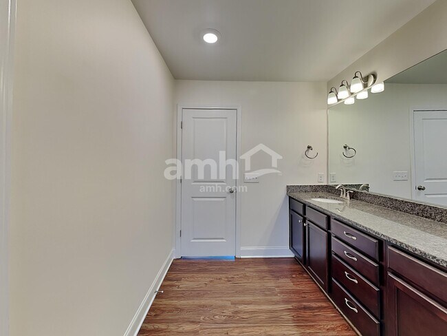 Building Photo - 2000 Bennett Dr