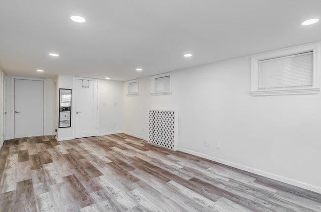 Building Photo - 232 Pearsall Ave