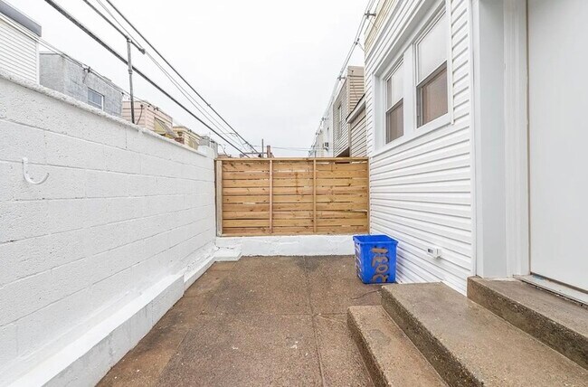 Building Photo - 2031 S 19th St