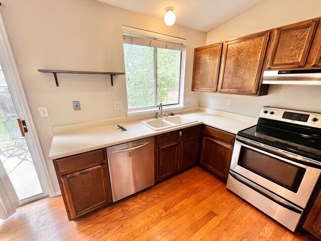 Building Photo - 3 bed, 1 bath Tri-level Home in Foxstone Neighborhood