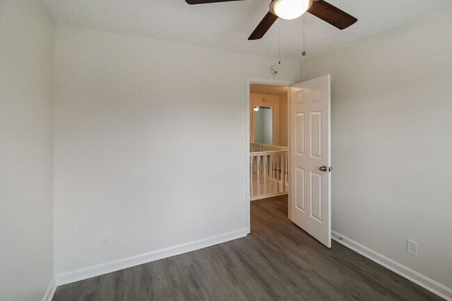 Building Photo - 3870 Paulownia Dr