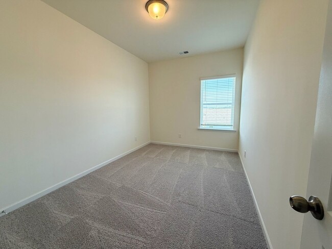 Building Photo - $500 off one Months Rent!