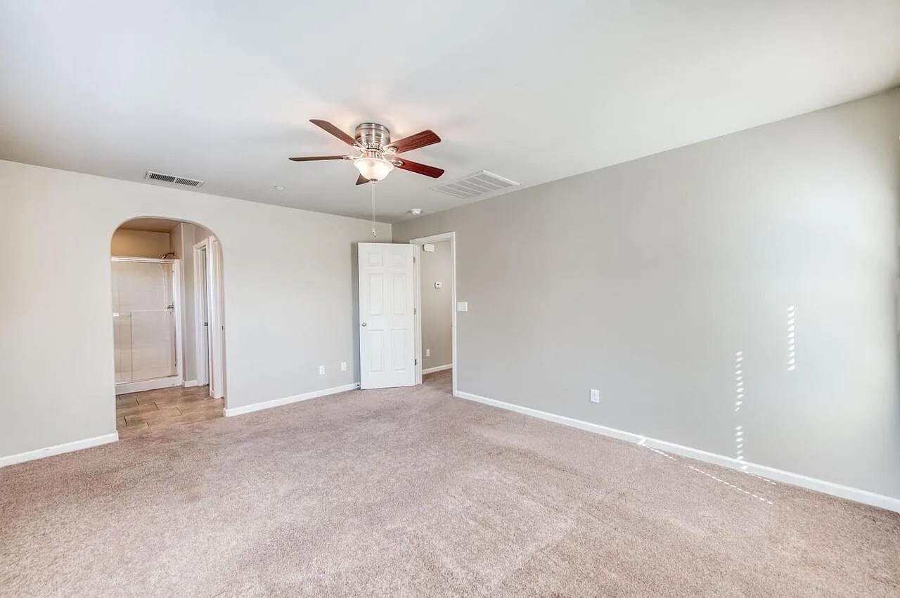 Building Photo - 1304 Royalty Way