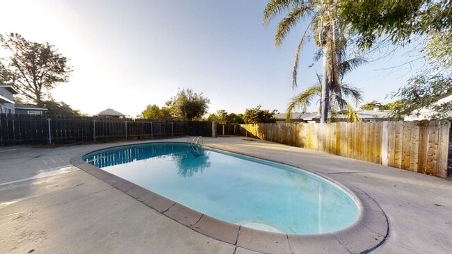 Building Photo - 7BD/3BA, Great Backyard w/ POOL!!! (Lease ...