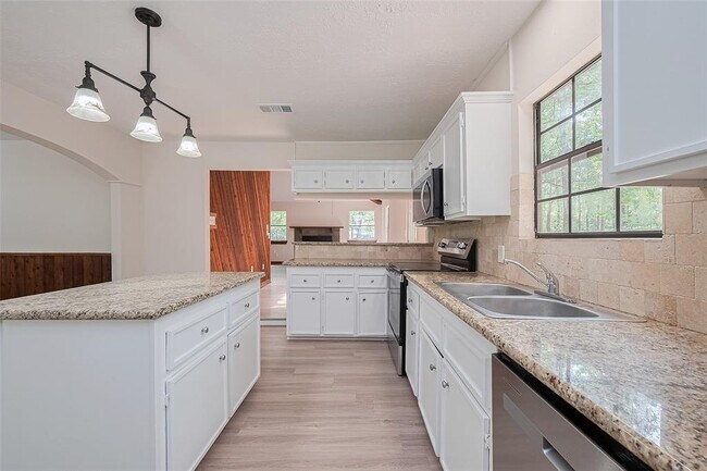 Building Photo - 5323 Forest Dr