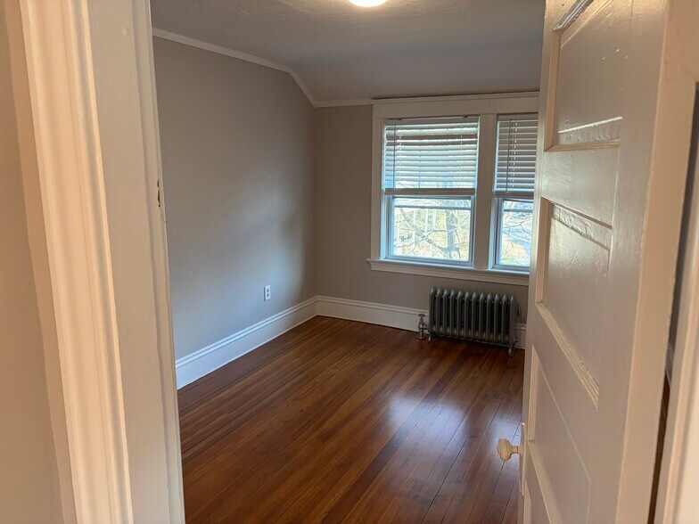Building Photo - 162 Elm St