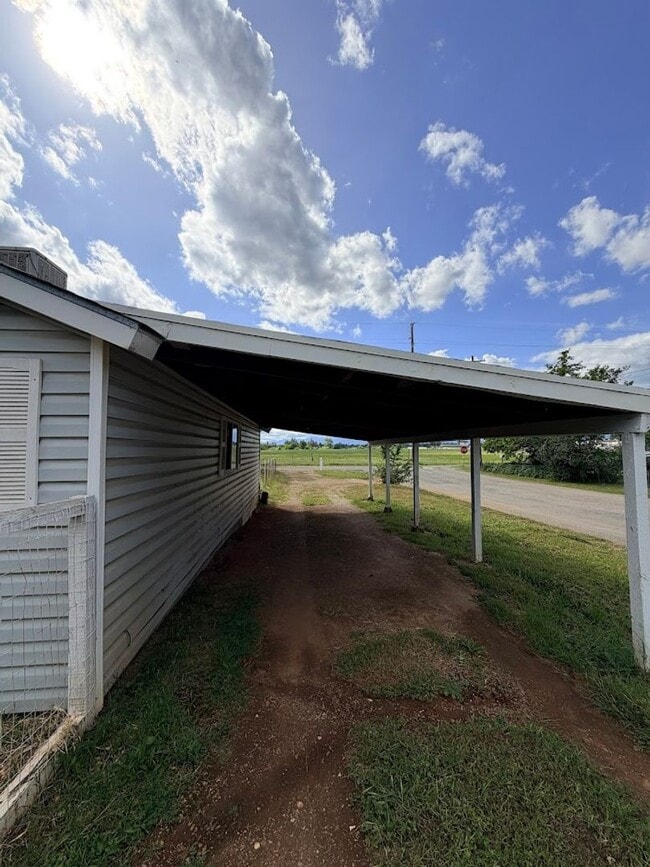 Building Photo - Well maintained home in convenient location w/seasonal landscaping incl.