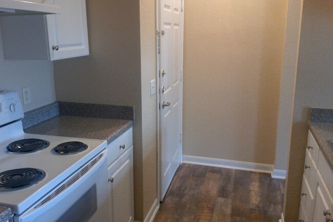 Building Photo - 1 Bedroom Condo in Downtown Free Water, Sewer, Trash and Pest Control!
