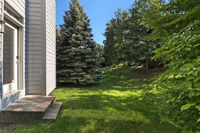 Building Photo - Spacious 3-Bedroom Townhouse with Main-Flo...