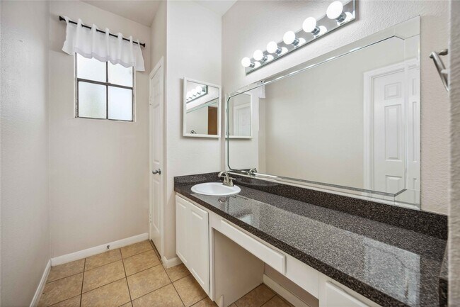 Building Photo - 2255 Braeswood Park Dr