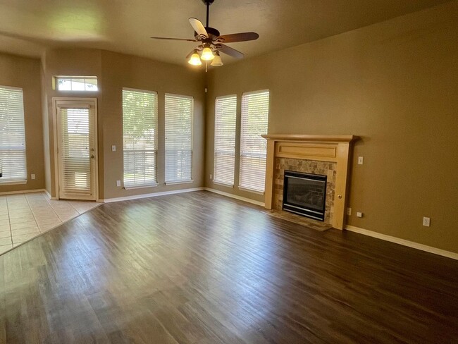 Building Photo - Beautiful 3 bed 2 bath home in a great loc...
