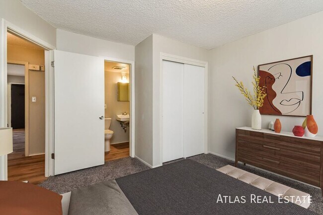 Building Photo - 303 University Dr