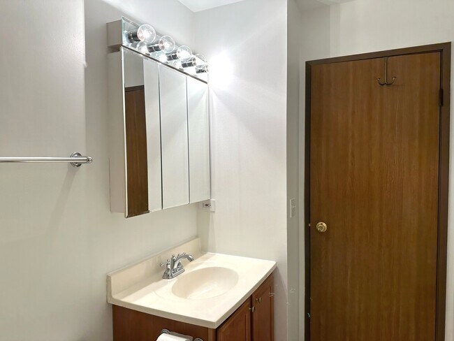 Building Photo - 2258 Abbeywood Dr