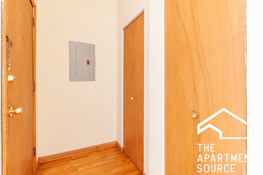 Building Photo - 634 W Barry Ave