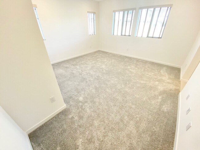Building Photo - STUNNING LIKE NEW SINGLE-FAMILY HOME 3 BEDROOM / 2.5 BATHROOMS, WITH 2 CAR GARAGE!!