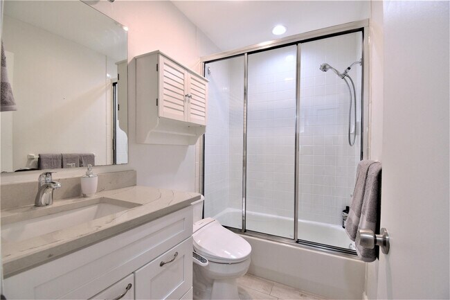 Building Photo - 6550 Country Wood Way