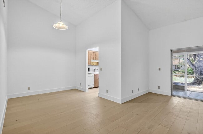 Building Photo - 708 Lago Rd