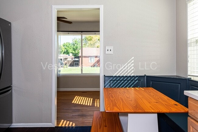 Building Photo - 2245 S King St