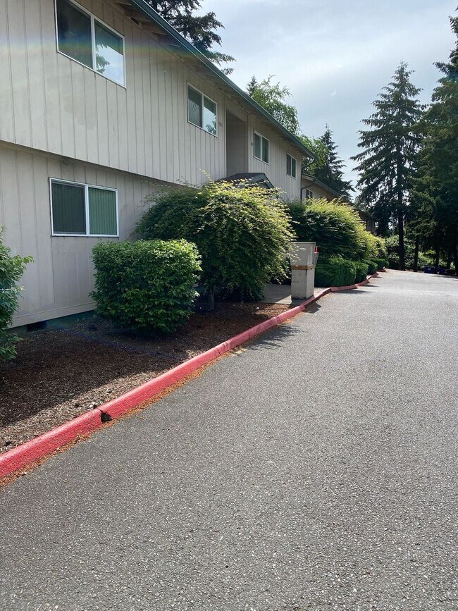Building Photo - Upstairs 2 Bedroom, 1 Bathroom Apartment Home