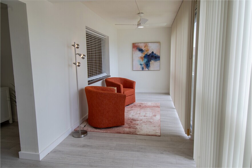 Building Photo - 5 High Point Cir W